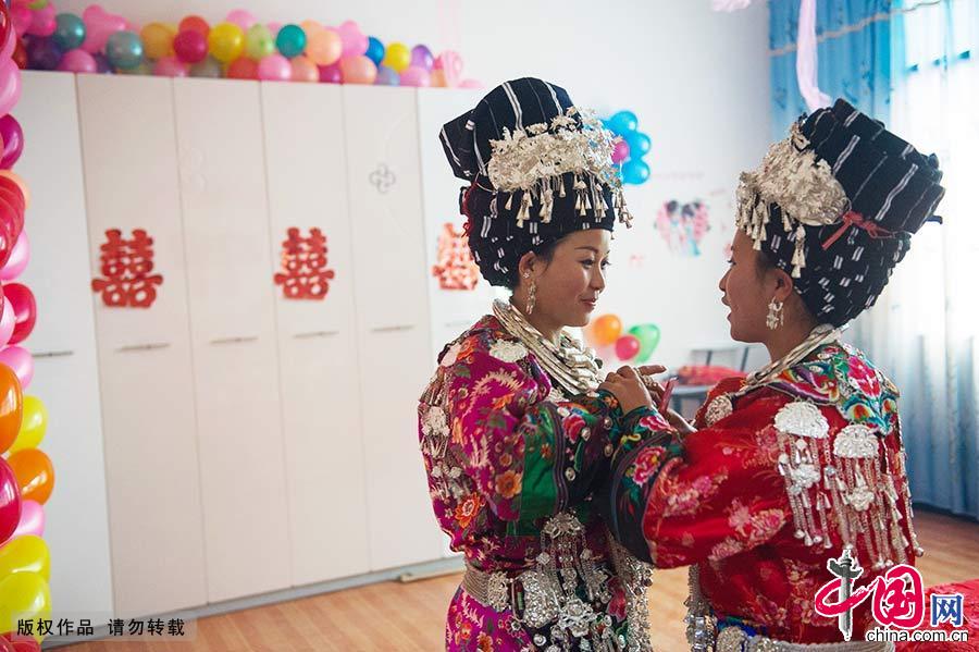 Enciclopedia de la cultura china: Matrimonio miao: choque entre lo antiguo y lo moderno 18