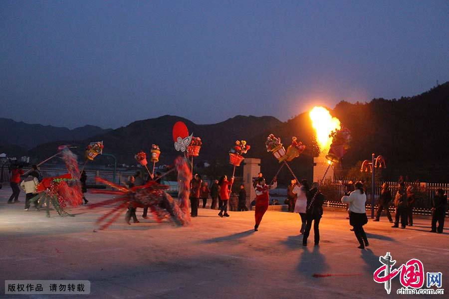 Enciclopedia de la cultura china: El fósil vivo de la adoración de los chu al fénix—la danza de linternas de fénix de Yunyang 2