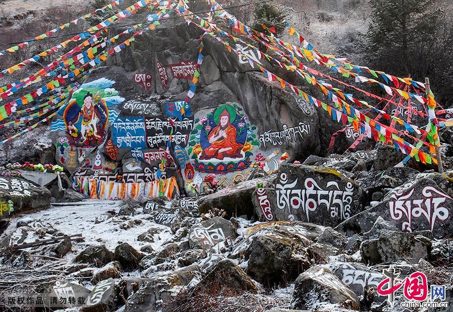 Enciclopedia de la cultura china: Pedreros de escultura en rocas en la zona tibetana 1