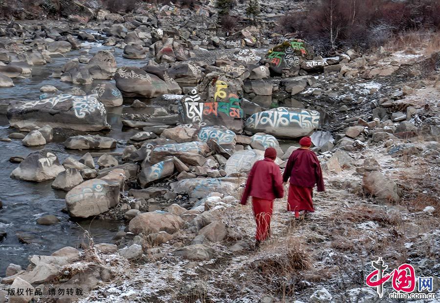 Enciclopedia de la cultura china: Pedreros de escultura en rocas en la zona tibetana 2