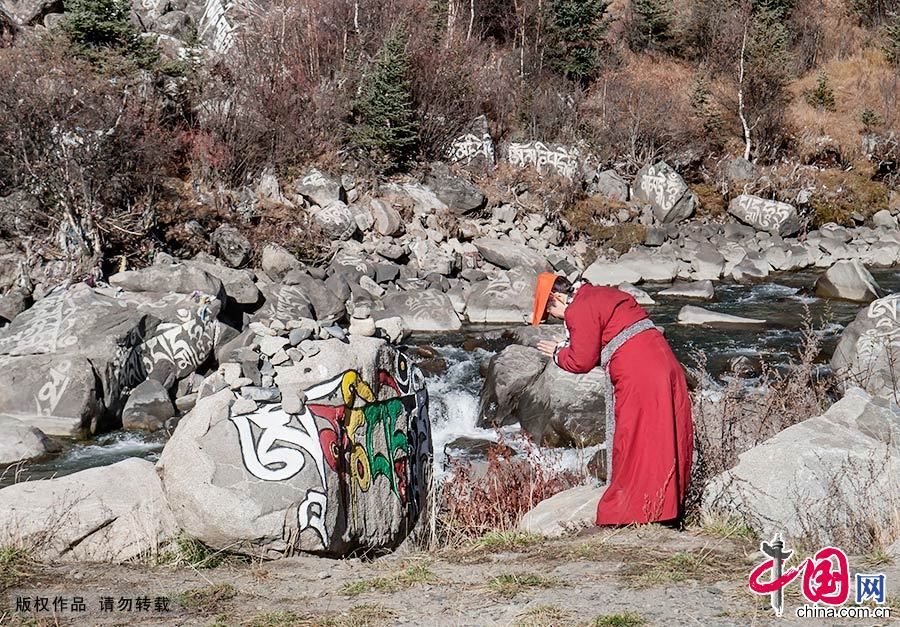 Enciclopedia de la cultura china: Pedreros de escultura en rocas en la zona tibetana 3
