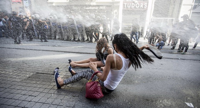 Polic A Turca Usa Gas Lacrim Geno Para Dispersar Marcha De Orgullo Gay