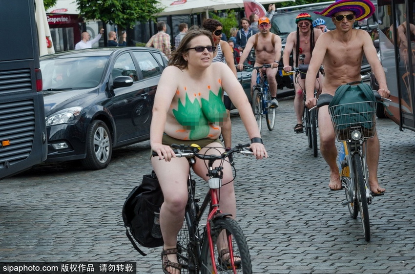 Belgas montan en bicicletas desnudos convocando protección del medio ambiente