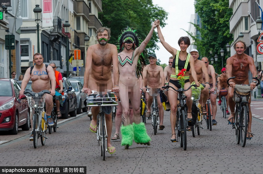 Belgas montan en bicicletas desnudos convocando protección del medio ambiente