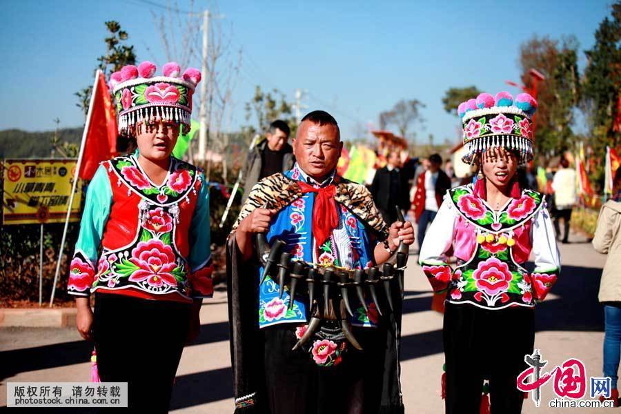 Enciclopedia de la cultura china: Bimo, defensor de la cultura de la etnia Yi 1