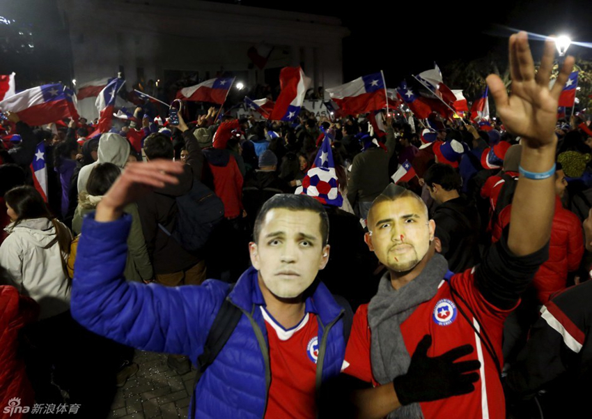 Copa América: Hinchas chilenos se volvieron locos afuera del estadio3