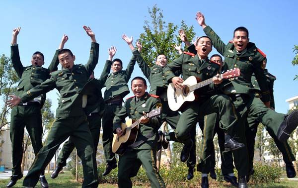 Ejército chino permite a militares más tiempo para vida privada 