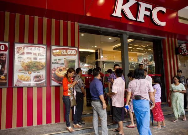 Miles de personas hacen cola durante horas para comer en primer KFC de Myanmar 