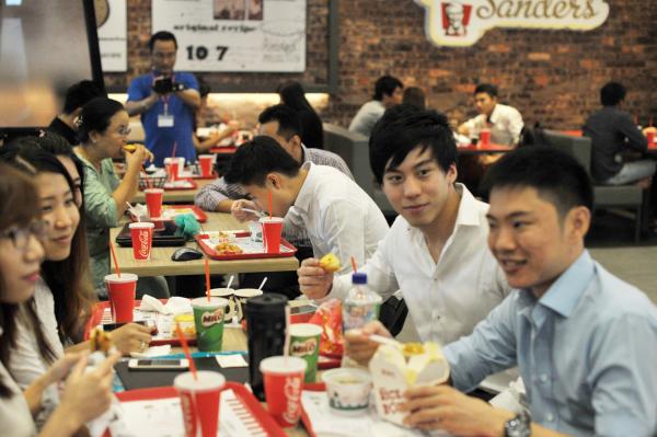 Miles de personas hacen cola durante horas para comer en primer KFC de Myanmar 