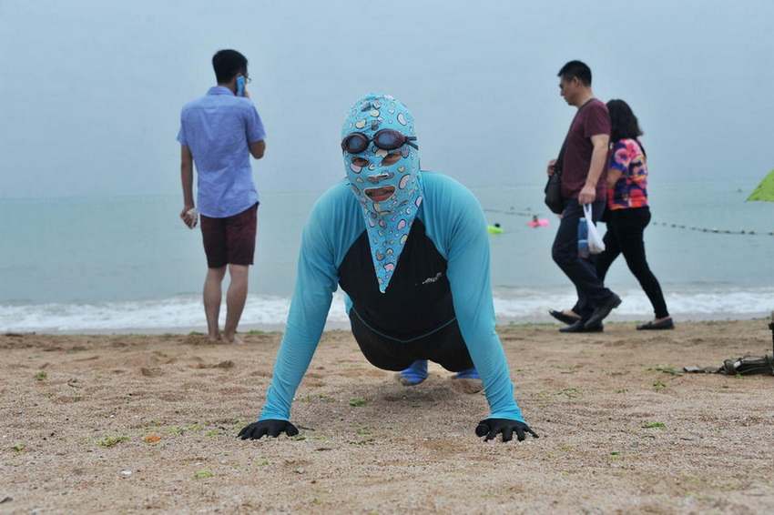 ¿Bikini de cara? Las nadadoras en la playa de Qing Dao 