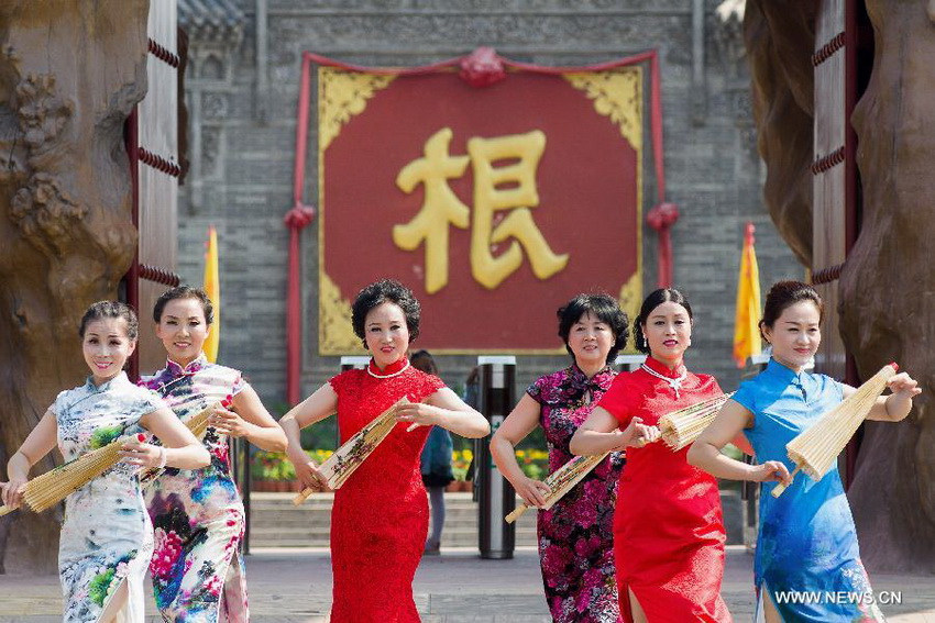 Presentación de Qipao por mujeres elegantes en la provincia de Shanxi
