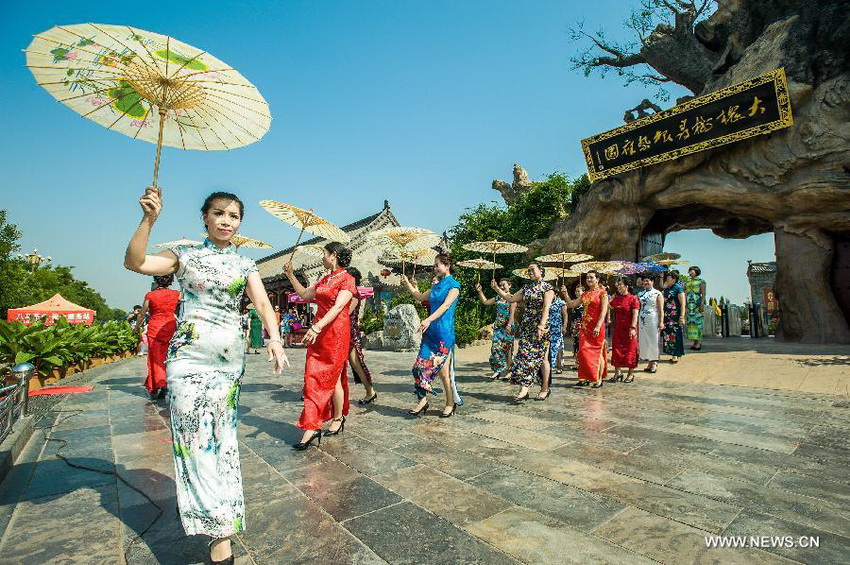 Presentación de Qipao por mujeres elegantes en la provincia de Shanxi