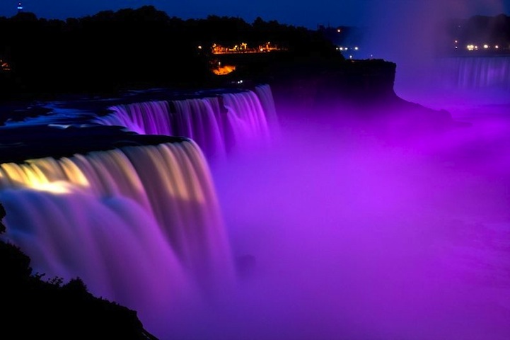 Imágenes impresionantes de las cataratas del Niágara de noche