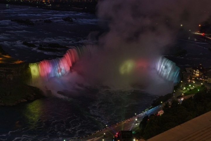 Imágenes impresionantes de las cataratas del Niágara de noche