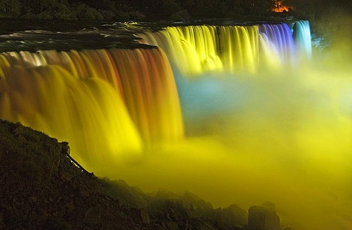 Imágenes impresionantes de las cataratas del Niágara de noche