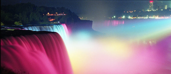 Imágenes impresionantes de las cataratas del Niágara de noche