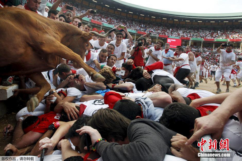 Una estampida de toros locos en encierro de San Fermín1