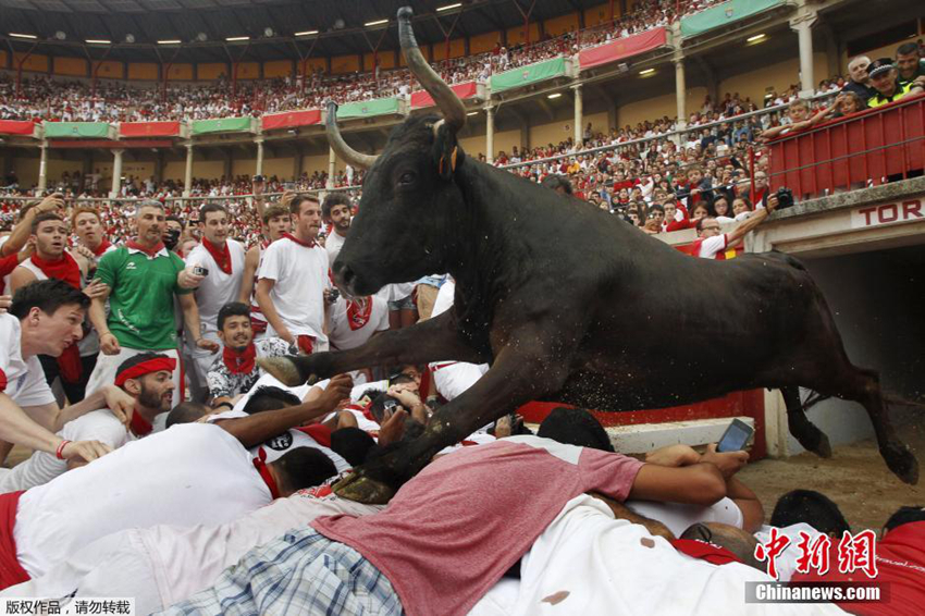 Una estampida de toros locos en encierro de San Fermín4