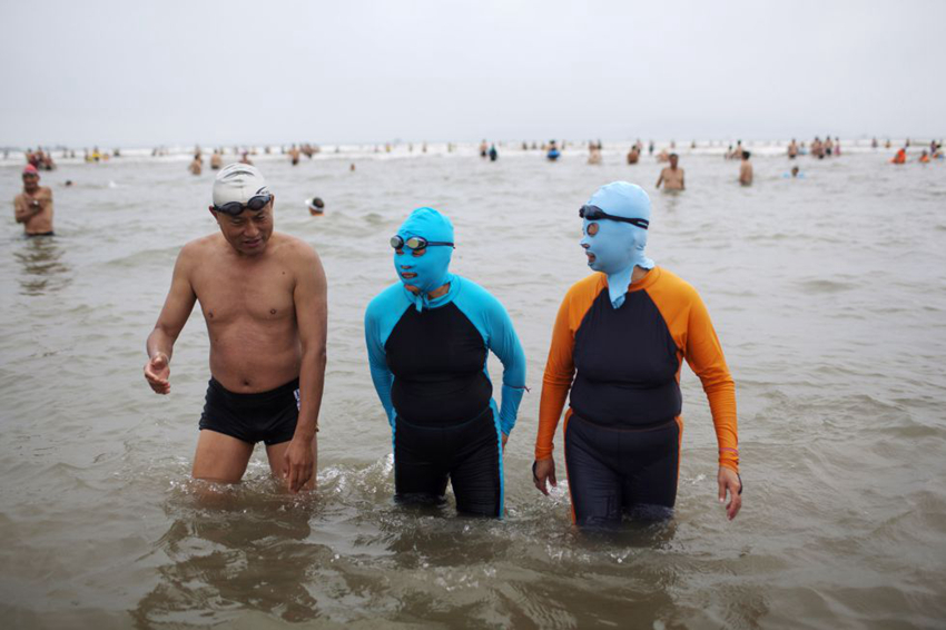 Bañistas con 'facekini' en playa1