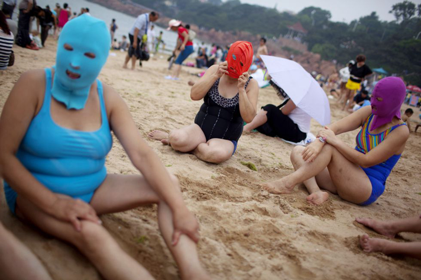 Bañistas con 'facekini' en playa2