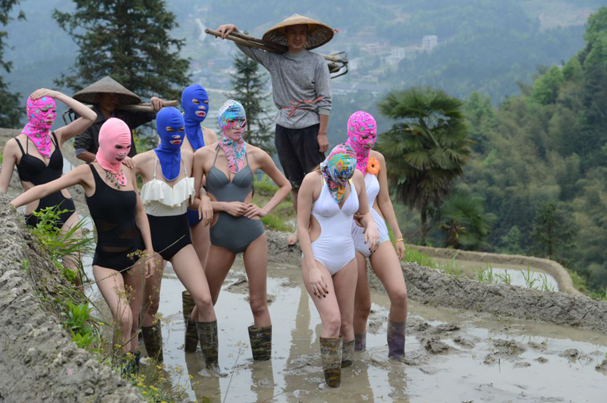 Bañistas con 'facekini' en playa3