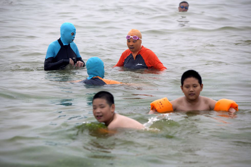 Bañistas con 'facekini' en playa4