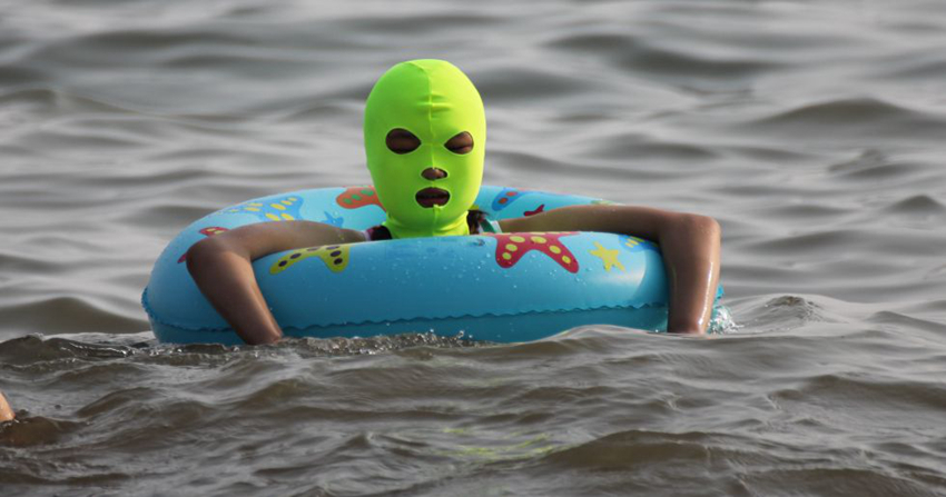 Bañistas con 'facekini' en playa5