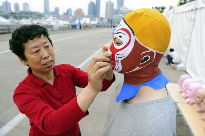 Bañistas con 'facekini' en playa6