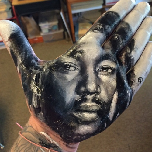 El artista Russell Powell pinta retratos en la palma de su mano1