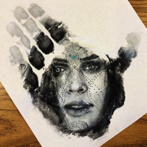 El artista Russell Powell pinta retratos en la palma de su mano3