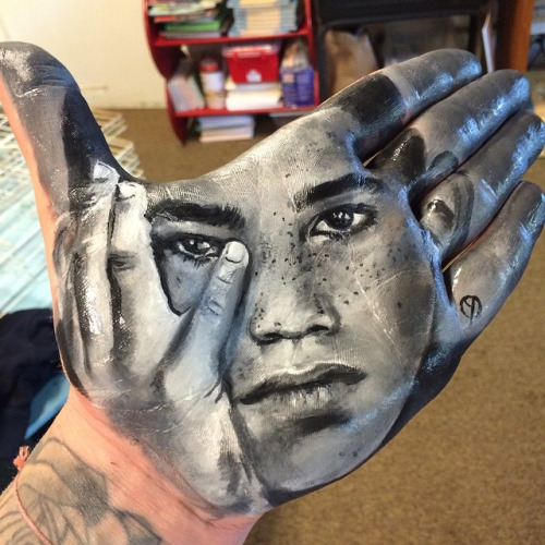 El artista Russell Powell pinta retratos en la palma de su mano4