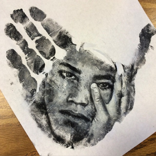El artista Russell Powell pinta retratos en la palma de su mano5