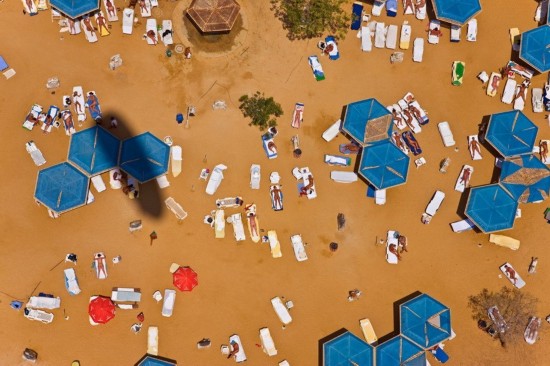 Israel: la gente toma el sol en el Mar Muertos 以色列，死海，晒日光浴的人