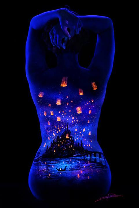 El artista crea paisajes en los cuerpos de las mujeres7