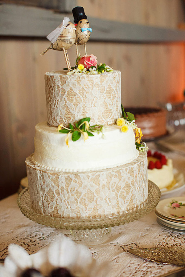 Pasteles adornados con encajes en ceremonia de boda2