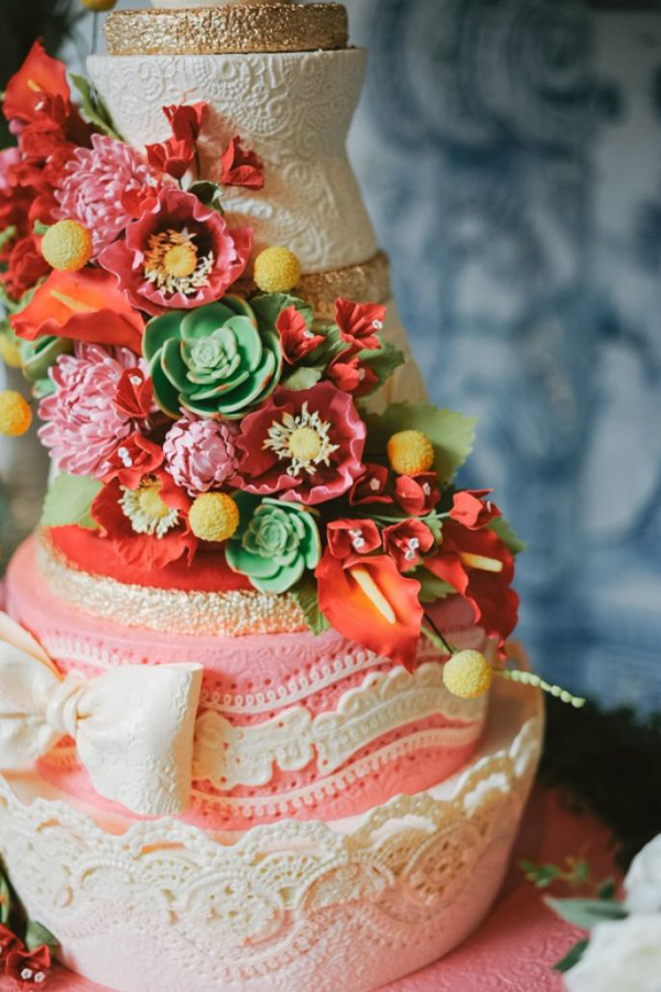 Pasteles adornados con encajes en ceremonia de boda4