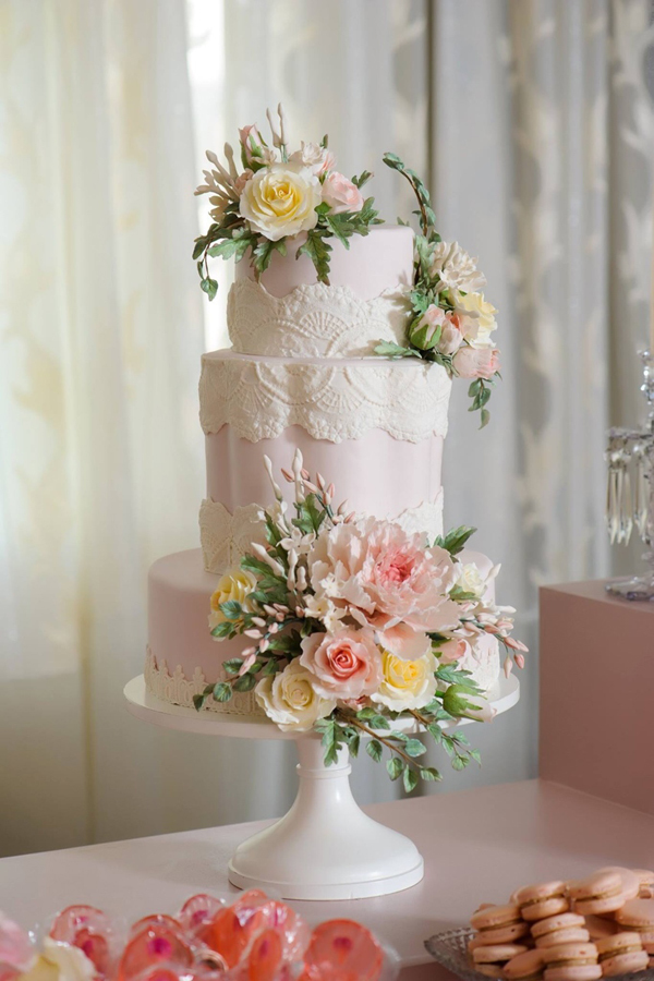 Pasteles adornados con encajes en ceremonia de boda10