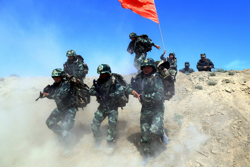 Fuerzas de defensa fronteriza en Xinjiang hacen ejercicios en desierto