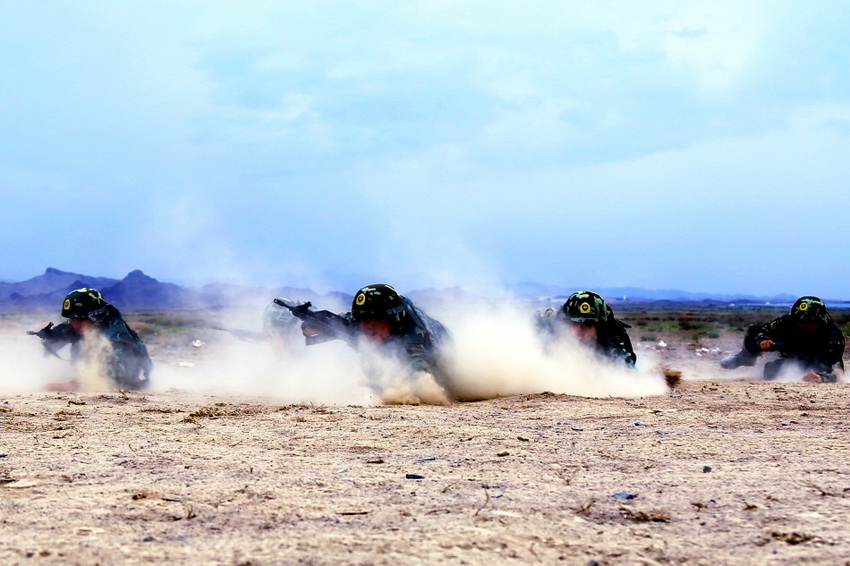 Fuerzas de defensa fronteriza en Xinjiang hacen ejercicios en desierto