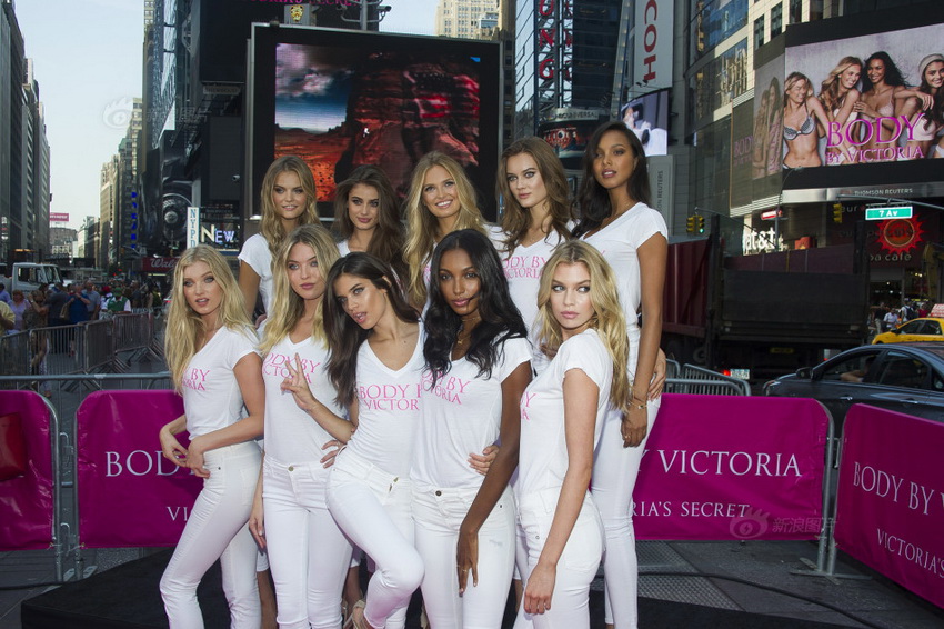 Las nuevas supermodelos de Victoria&apos;s Secret posan en Times Square