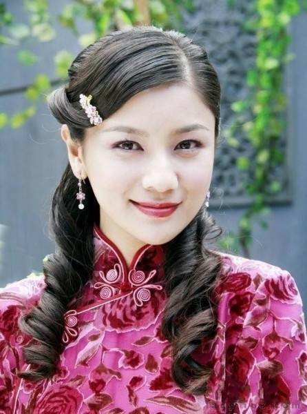 Las celebridades femeninas brillan en &apos;Qipao&apos;