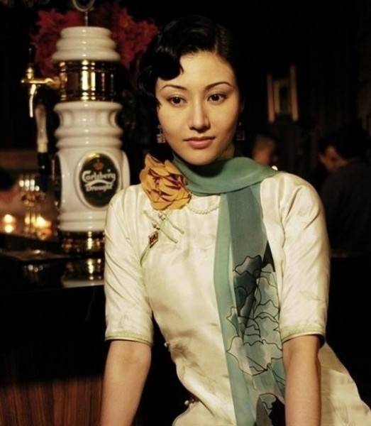 Las celebridades femeninas brillan en &apos;Qipao&apos;