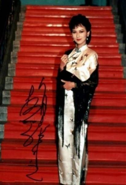 Las celebridades femeninas brillan en &apos;Qipao&apos;