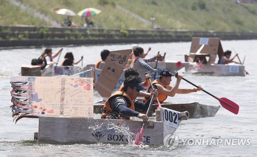 Competición a remo en barcos hechos de cartón2