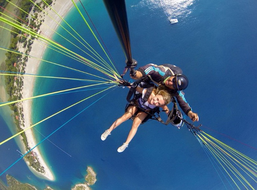 Una china inglesa hace selfies ejerciendo paracaidismo desde una altura