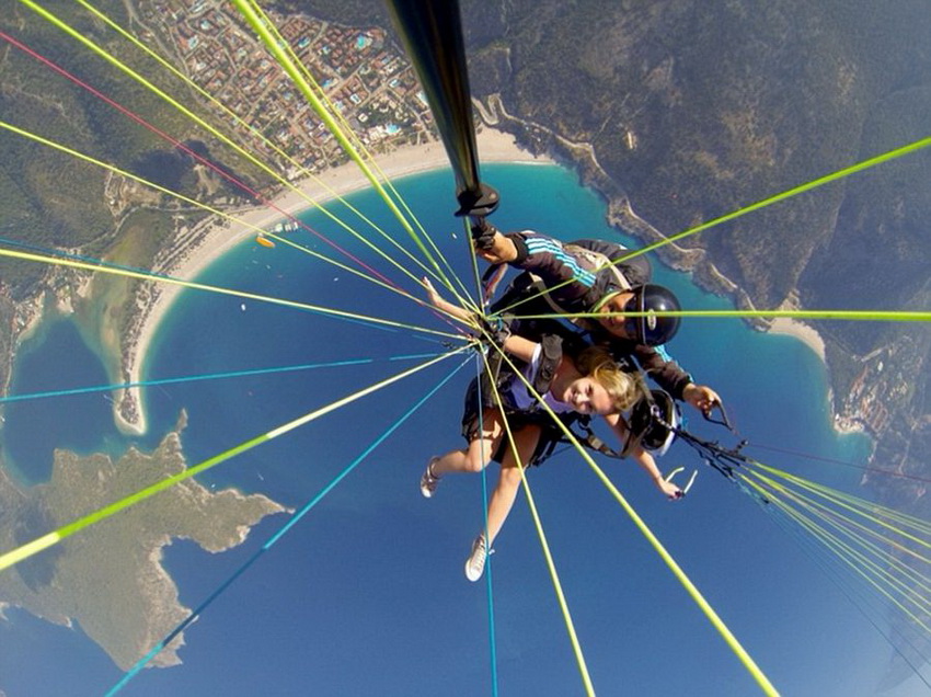 Una china inglesa hace selfies ejerciendo paracaidismo desde una altura de 2000m