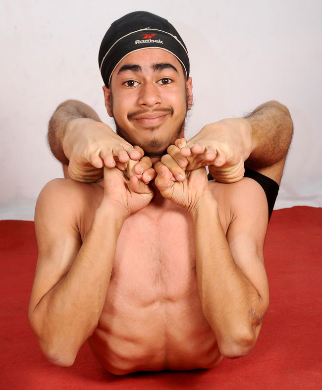 Chico indio tiene cuerpo flexible como goma