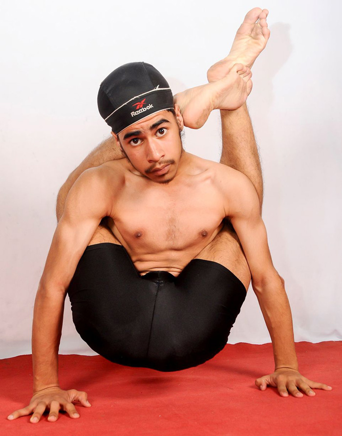 Chico indio tiene cuerpo flexible como goma