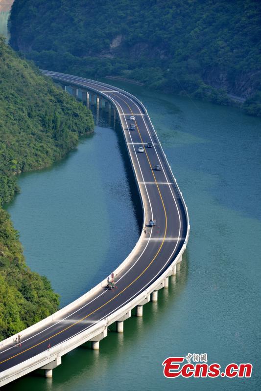 Abre la primera carretera ecológica sobre el agua en China2