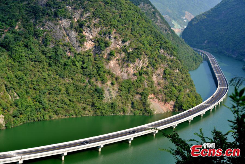 Abre la primera carretera ecológica sobre el agua en China3
